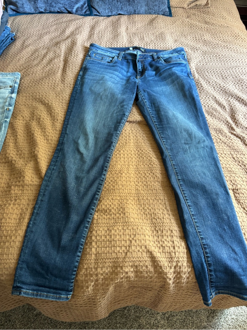 Kut from the Kloth Skinny Jeans in Classic Blue Wash